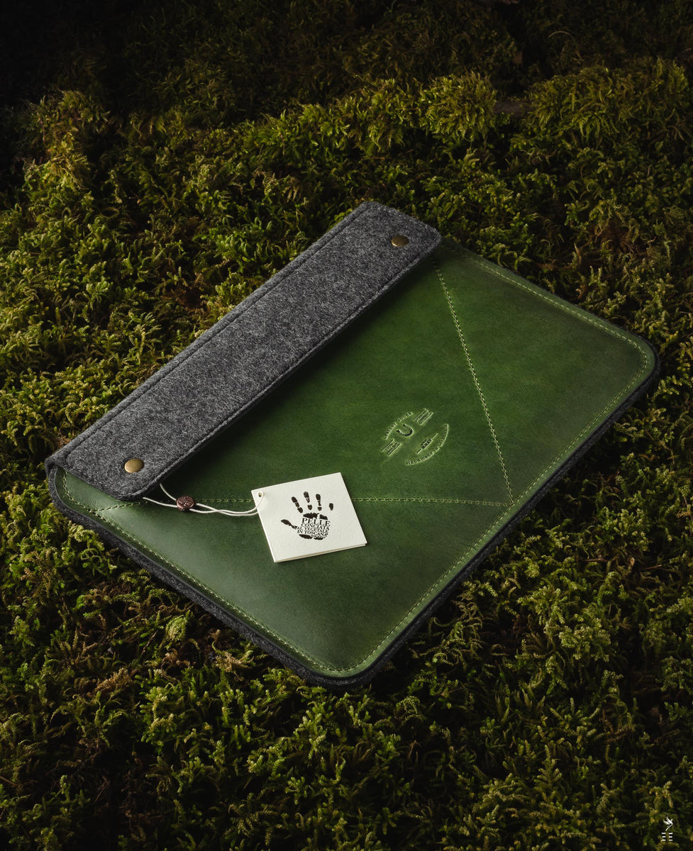 Housse en cuir MacBook Pro/Air  Couleur Alpine Green - THE ERITAGE – THE  HERITAGE